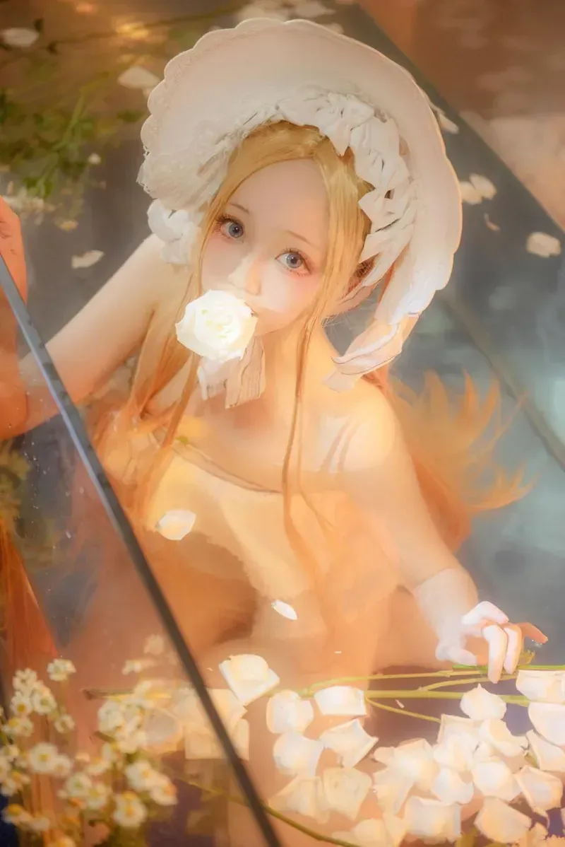 Koby cosplay视觉风格作品参考 户外花朵背景白色帽饰造型