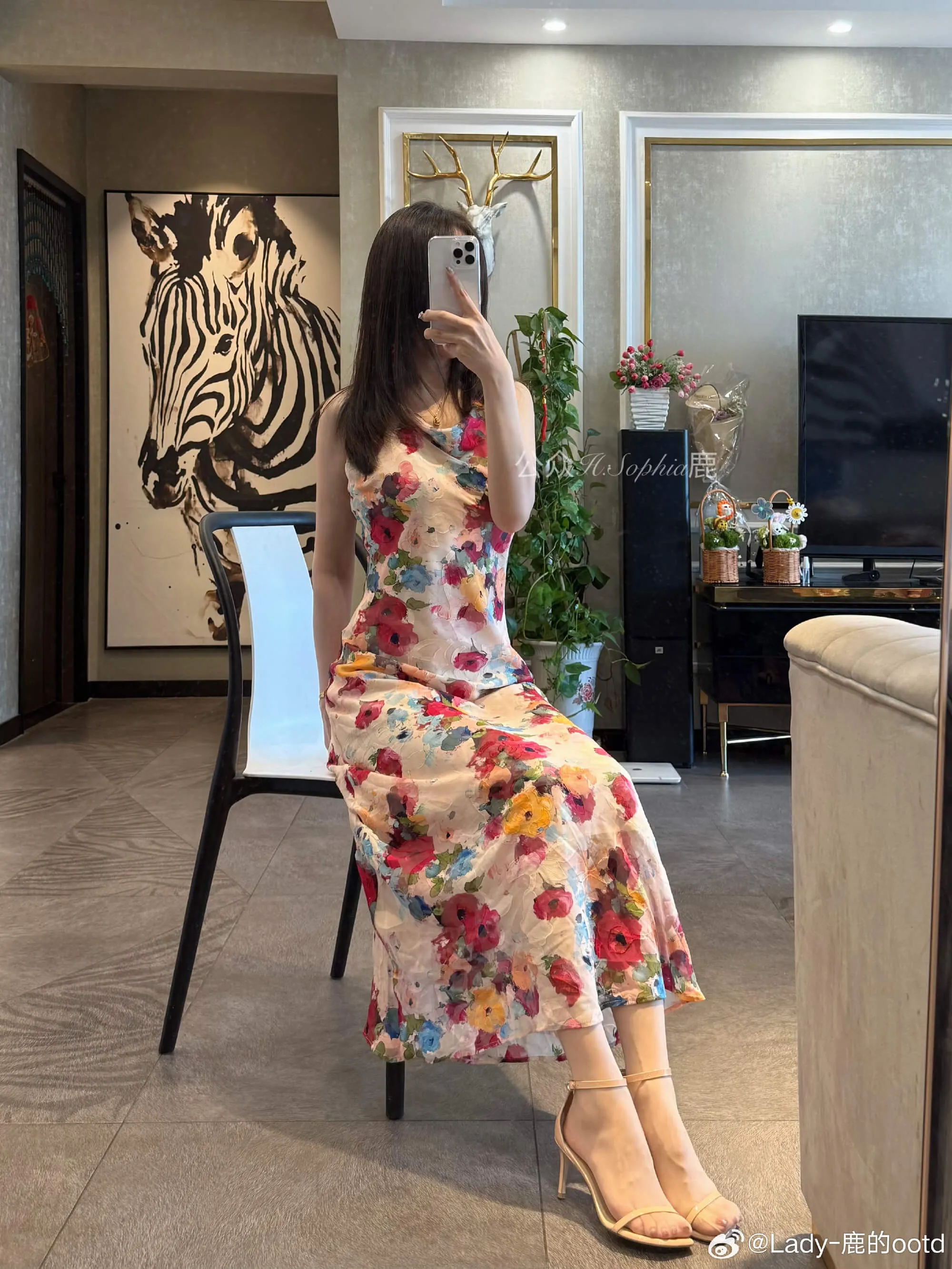 Lady鹿的ootd视觉风格作品整理 室内花纹裙装坐姿造型