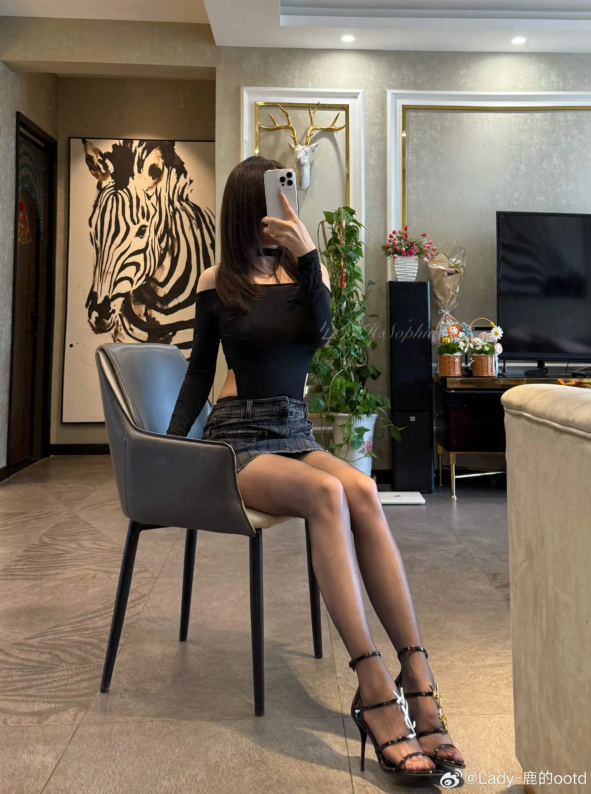 Lady鹿的ootd视觉风格作品整理 黑色服装室内坐姿造型