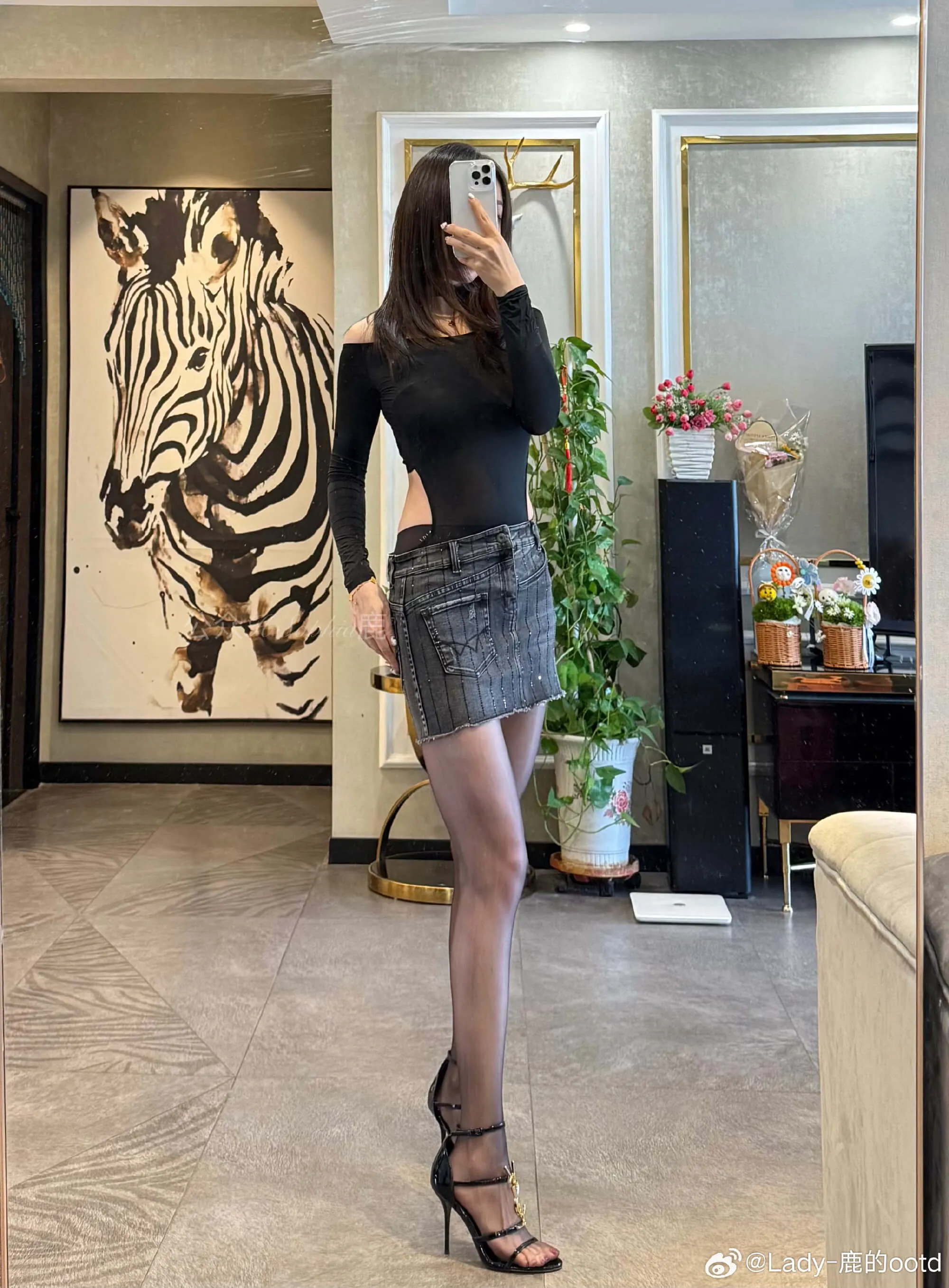 Lady鹿的ootd视觉风格作品整理 黑色服装站立镜像室内造型