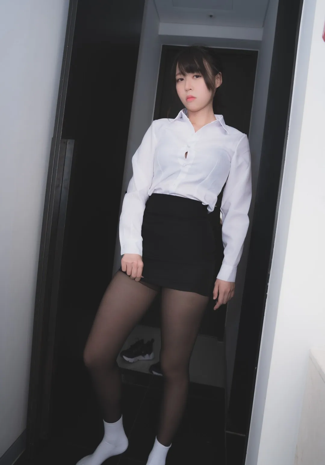 Mozzi(모찌)角色扮演风格作品介绍 白衬衫黑裙日常风格写真