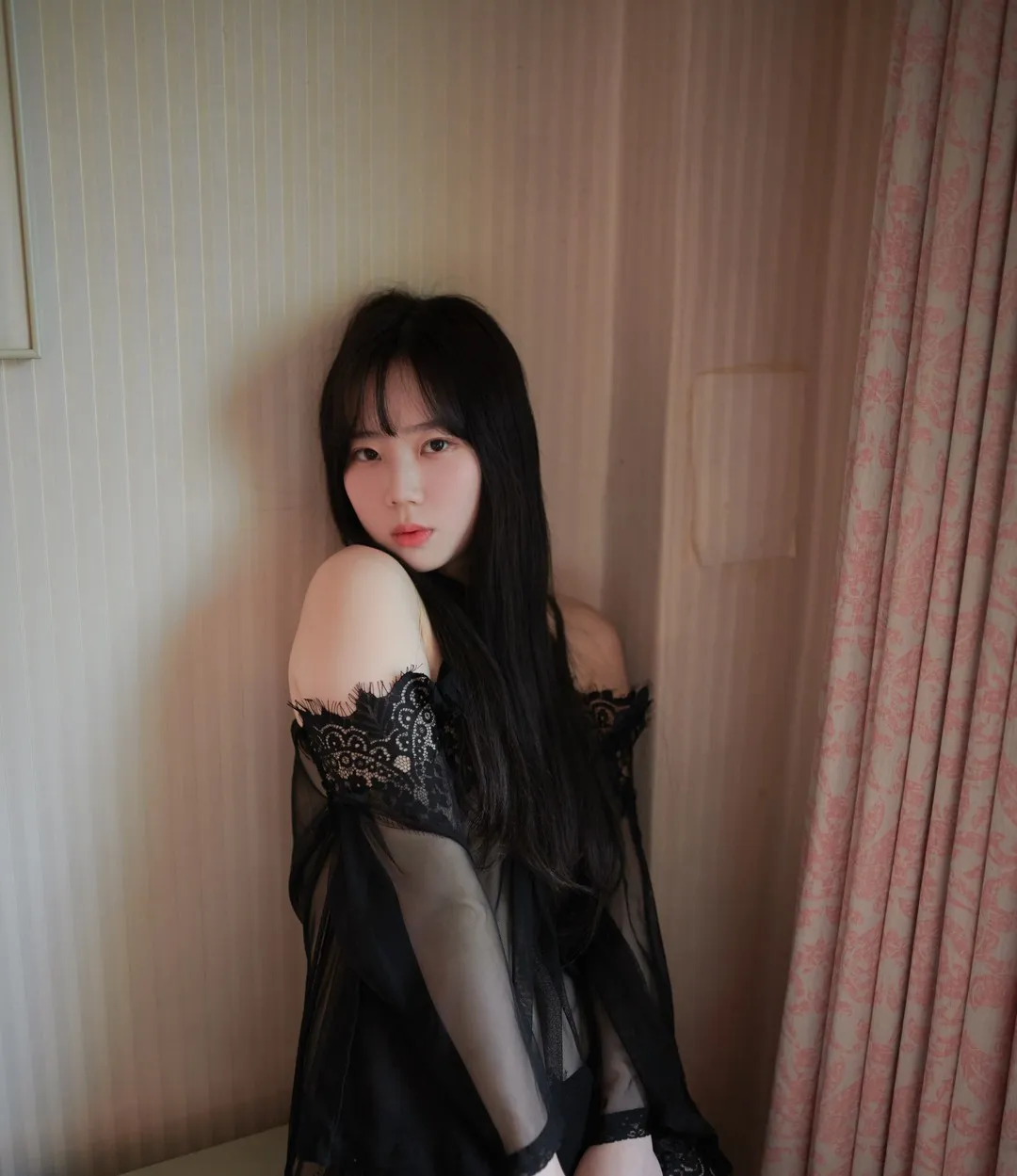 Myu_a(뮤아)角色写真风格作品整理 黑色蕾丝服装室内风格写真