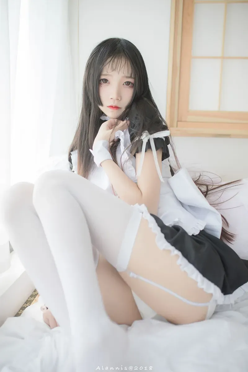 PAKI酱 cosplay风格作品整理 黑白服装角色扮演照片，柔和光线下的室内场景