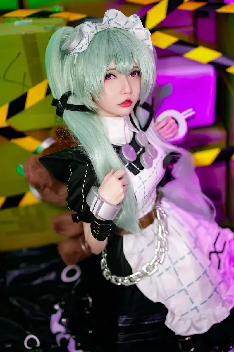 PotatoGodzilla角色扮演作品整理 浅绿色双马尾角色搭配黑白服装的cosplay画面