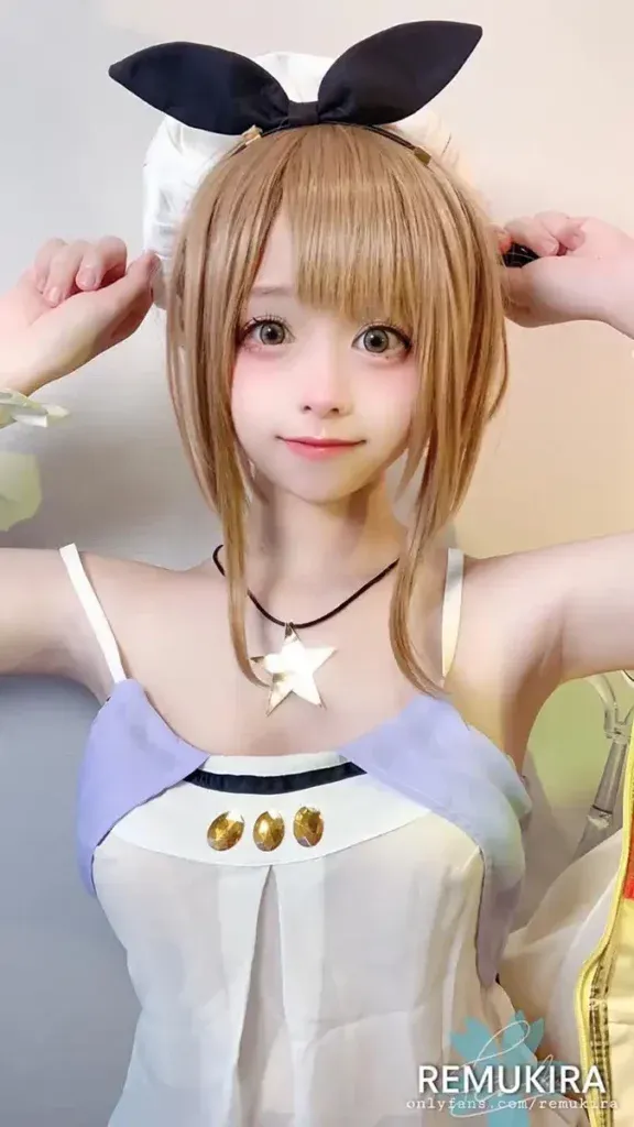 Remukira cosplay角色写真作品参考 棕色短发角色服装与双手抬起姿态自拍