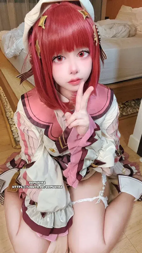 Remukira cosplay角色写真作品参考 红色短发搭配粉白服装的幻想角色造型