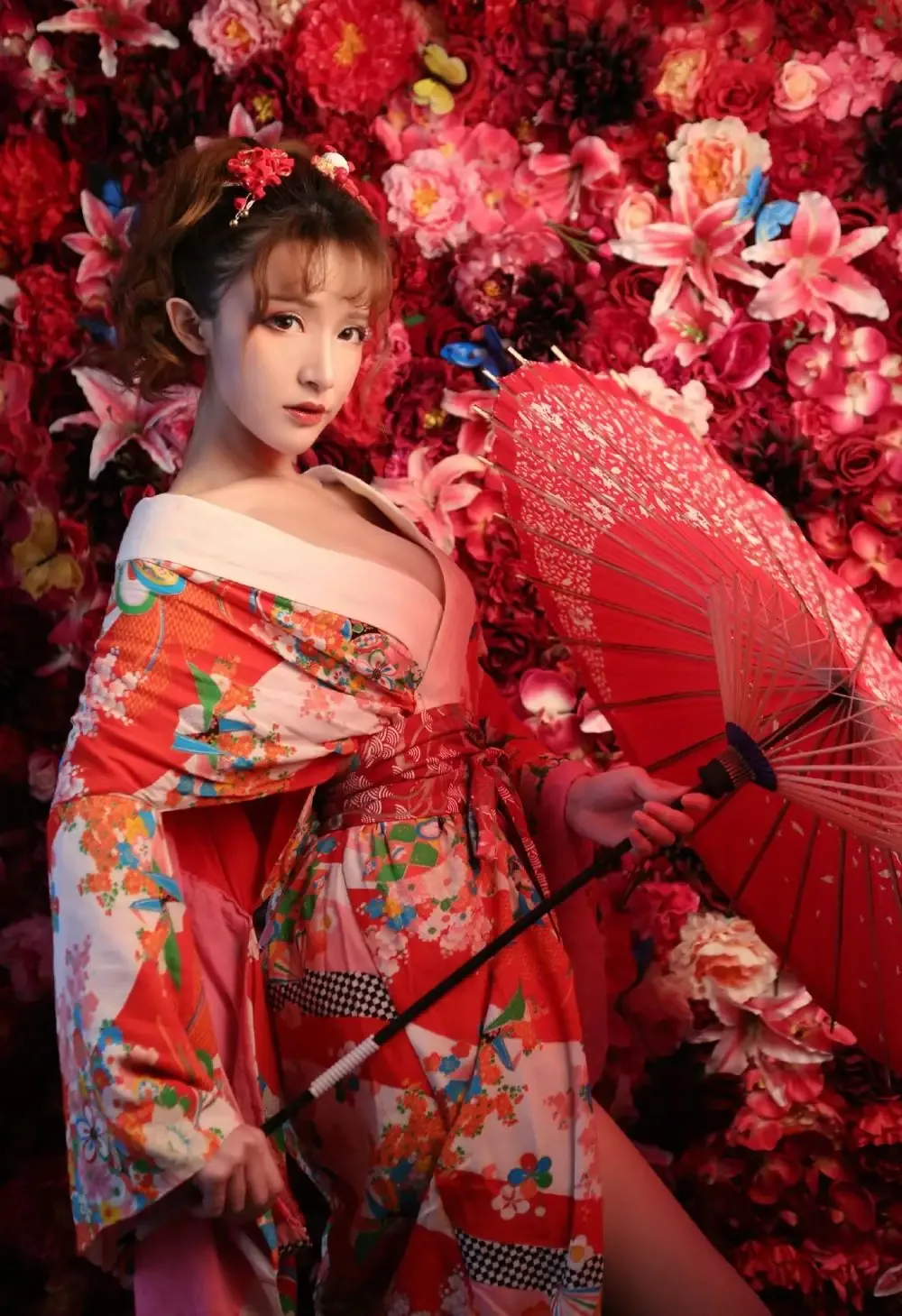 SallyDorasnow角色扮演作品风格整理 SallyDorasnow红色服装花卉背景传统造型
