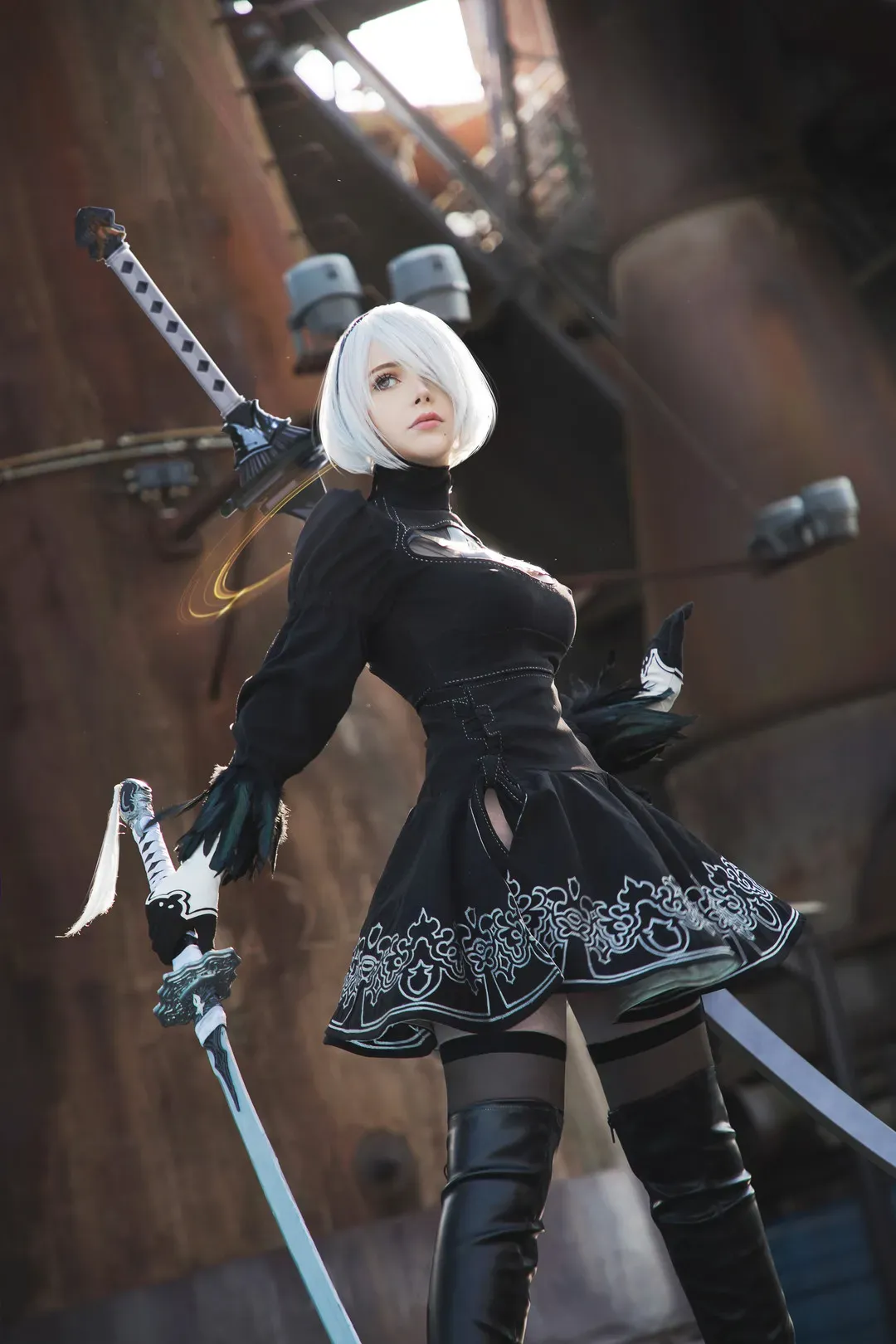 Sayathefox角色扮演风格作品整理 白发角色Cos造型，黑色服装搭配武器元素的户外摄影