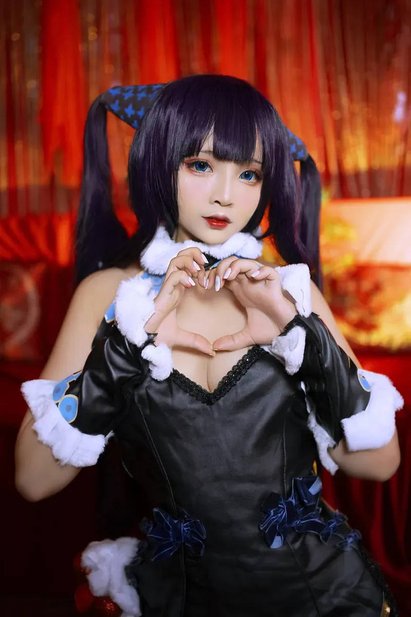 SayoMomo角色扮演写真作品整理 双马尾角色服装红色背景写真