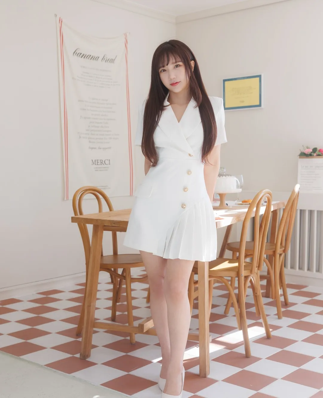 Seoyool(서율)角色写真风格作品参考 室内餐厅环境中的白色服装角色写真