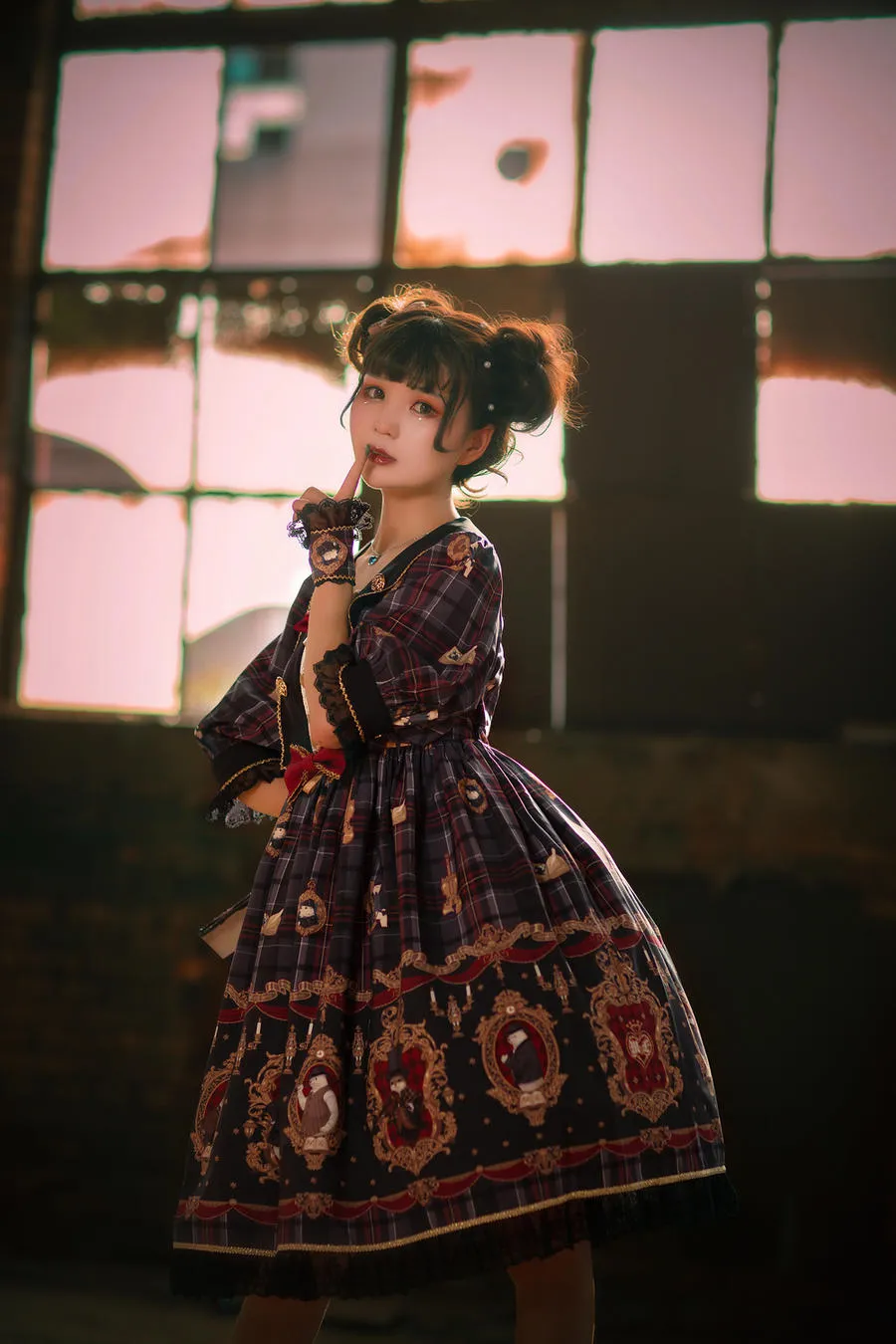 Taeri cosplay角色风格作品整理 深色复古裙装造型与室内窗光环境形成的摄影画面