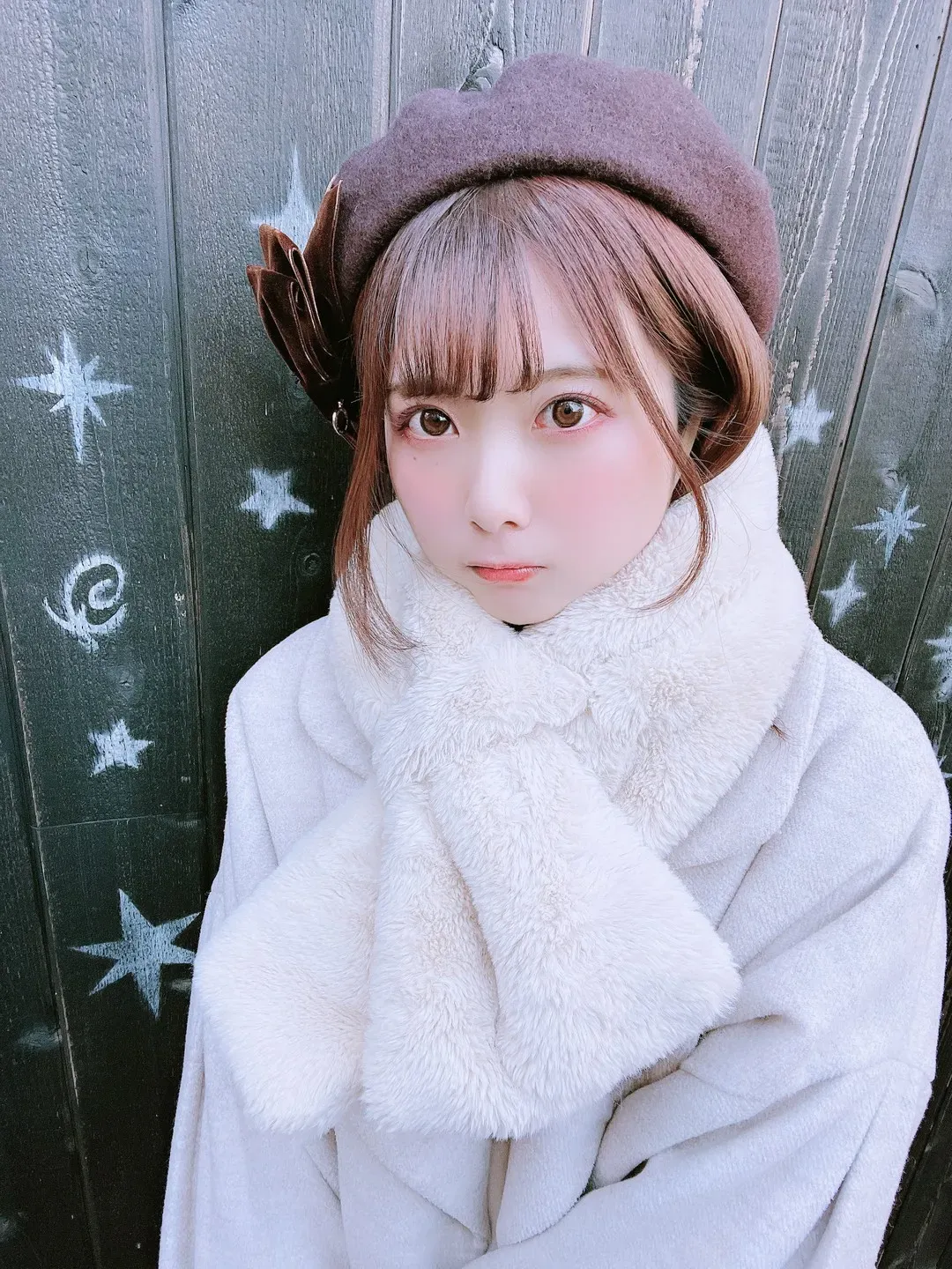 Tomiko (とみこ) Cosplay角色写真作品参考 白色冬季服装与帽饰造型照片