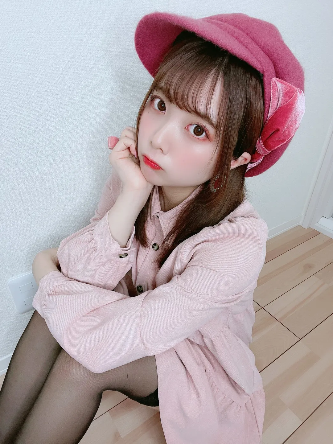 Tomiko (とみこ) Cosplay角色写真作品参考 粉色服装搭配室内背景的人像照片