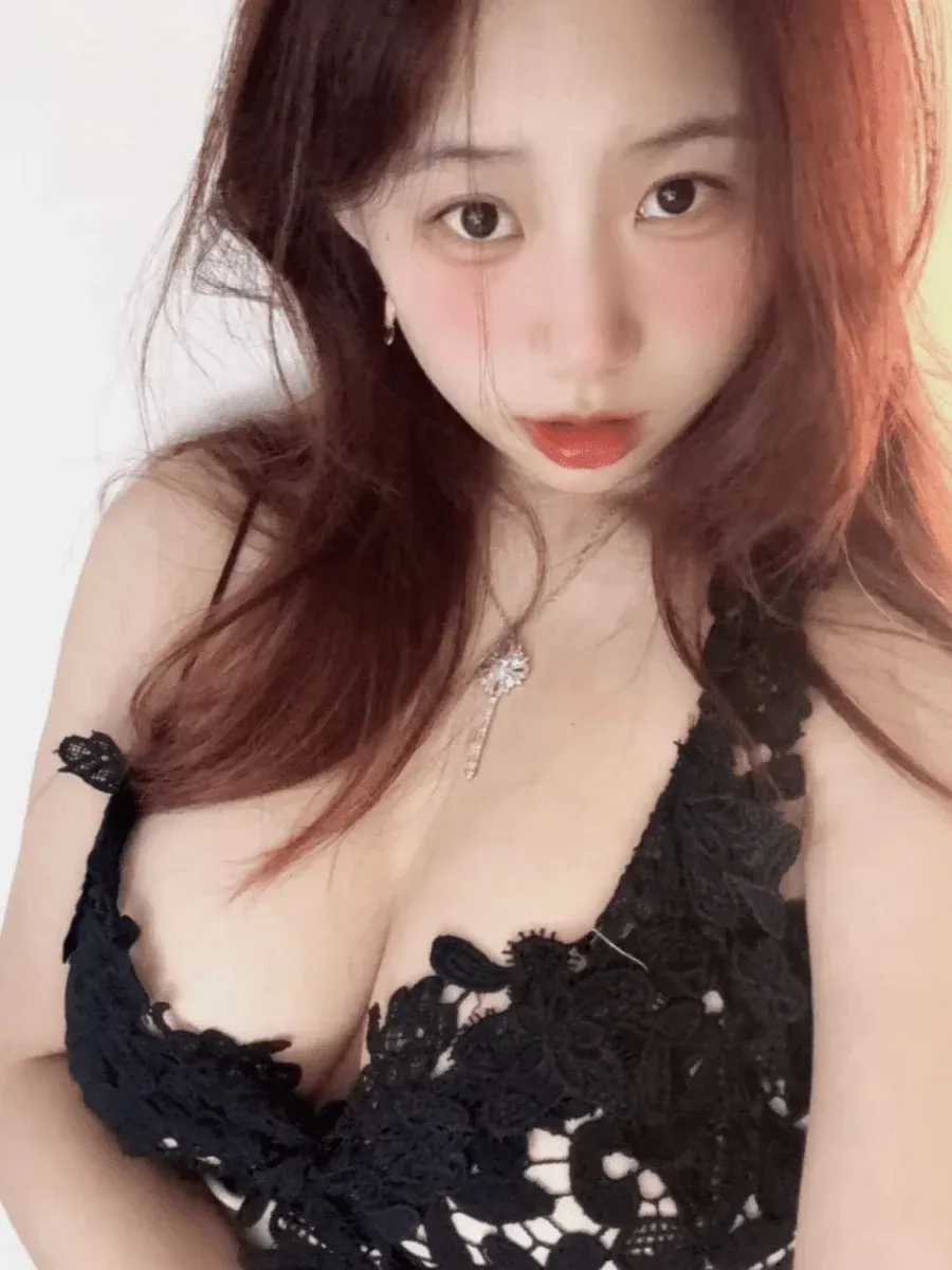WhisperFrame(夜音)角色摄影风格作品整理 暖色环境光下人物近距离肖像照片