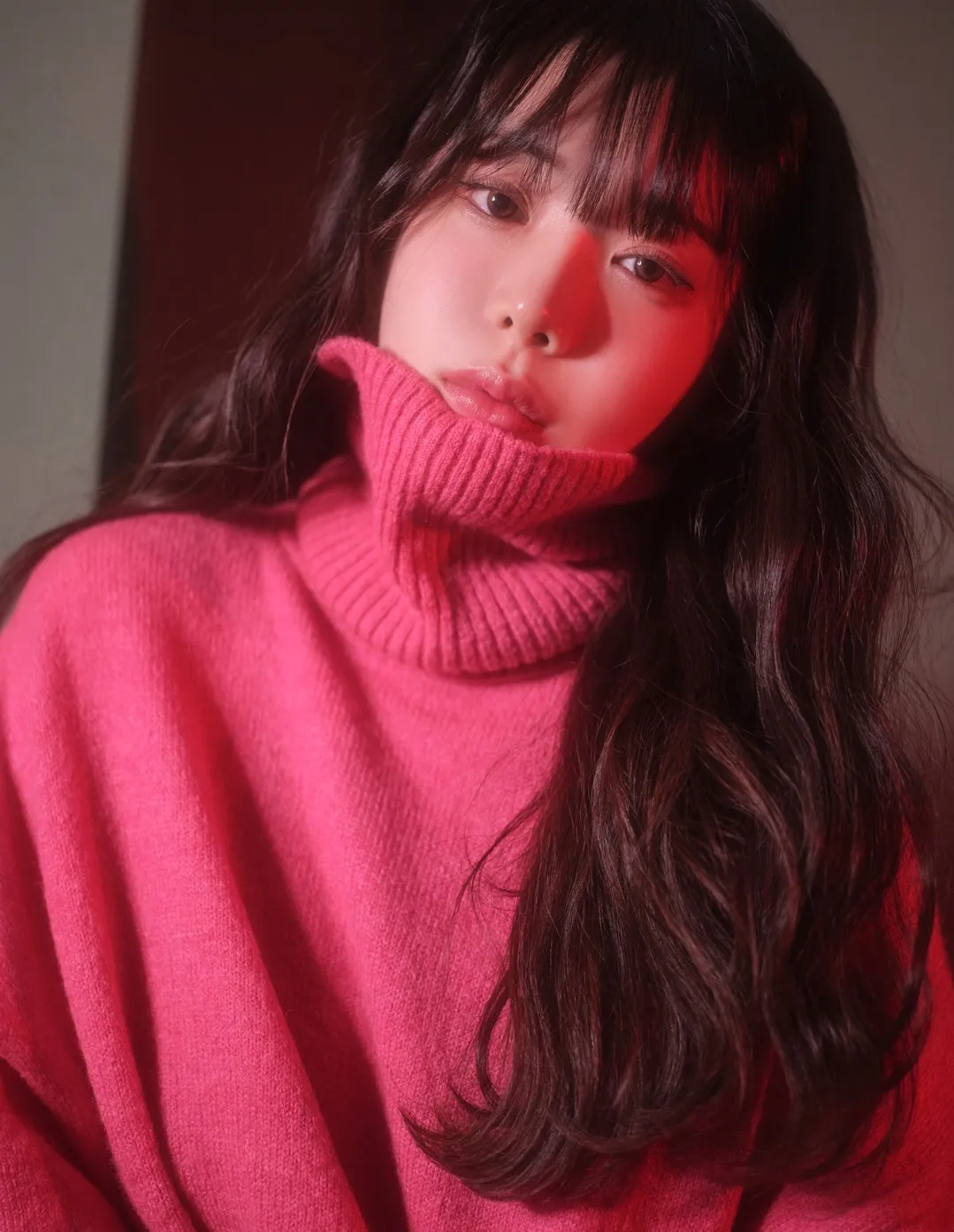 Wuyo(우요)角色写真风格作品整理 红色灯光环境下穿针织服装的人物肖像照片