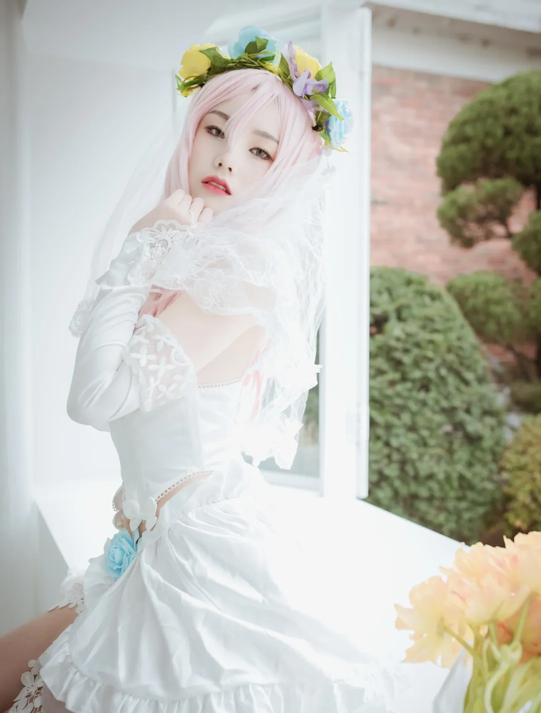 Yuna (윤아)角色扮演风格作品参考 白色服装与花朵装饰的柔和风格照片