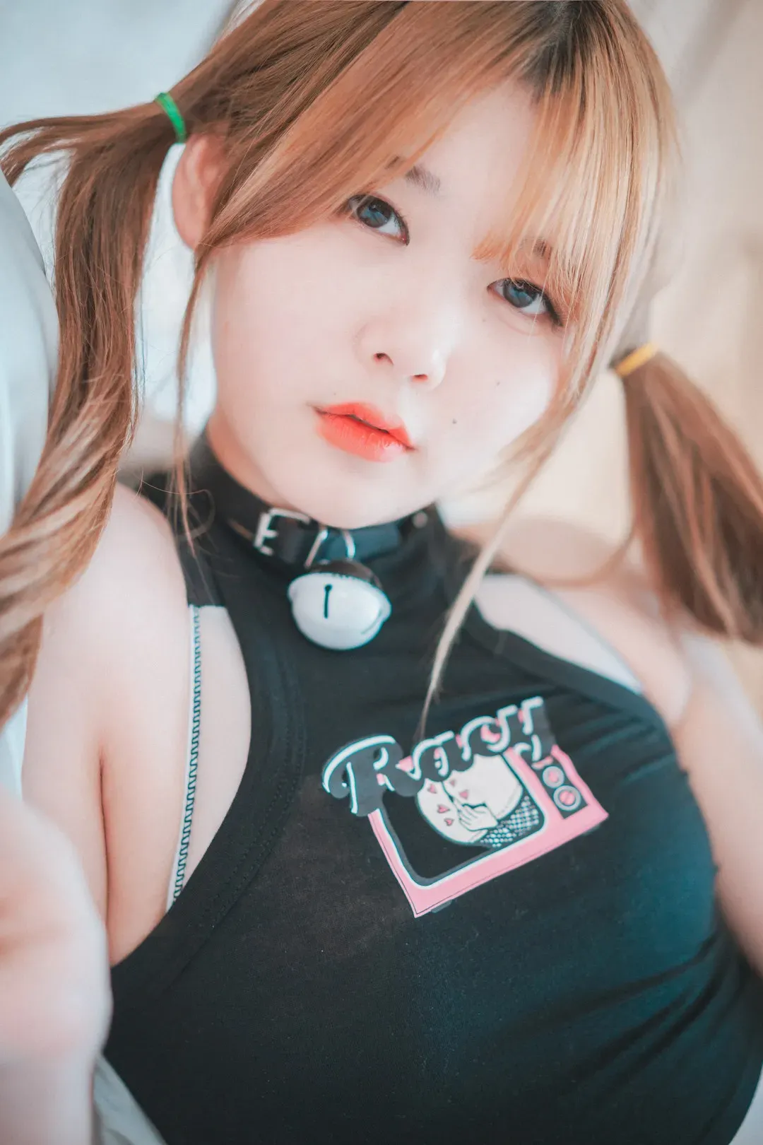 Zia(지아)角色写真风格作品参考 黑色服装搭配双马尾发型的角色造型照片