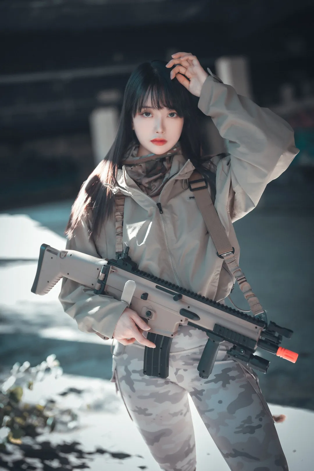ZziZzi(모찌)角色写真风格作品参考 浅色机能服装搭配战术元素的角色主题照片