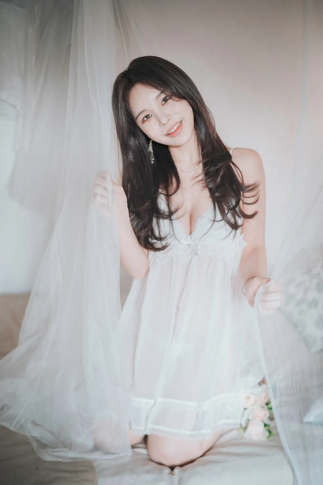 Zzyuri(쮸리)角色写真风格作品参考 白色服装搭配长发造型的柔和室内人像照片