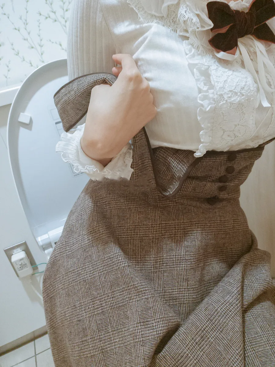 铃木美咲cosplay角色写真作品整理 白色蕾丝服饰与深色裙装细节