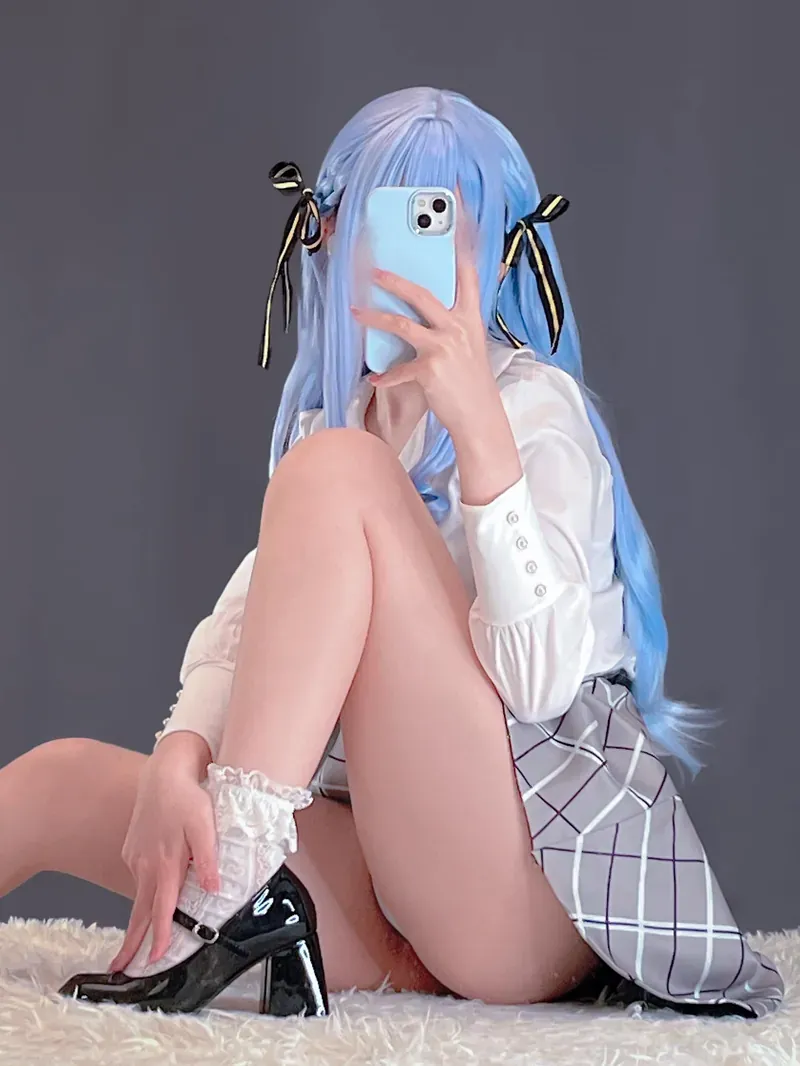 Ayame cosplay角色风格作品整理 Ayame角色扮演照片中的蓝色长发假发、白色上衣和坐姿构图