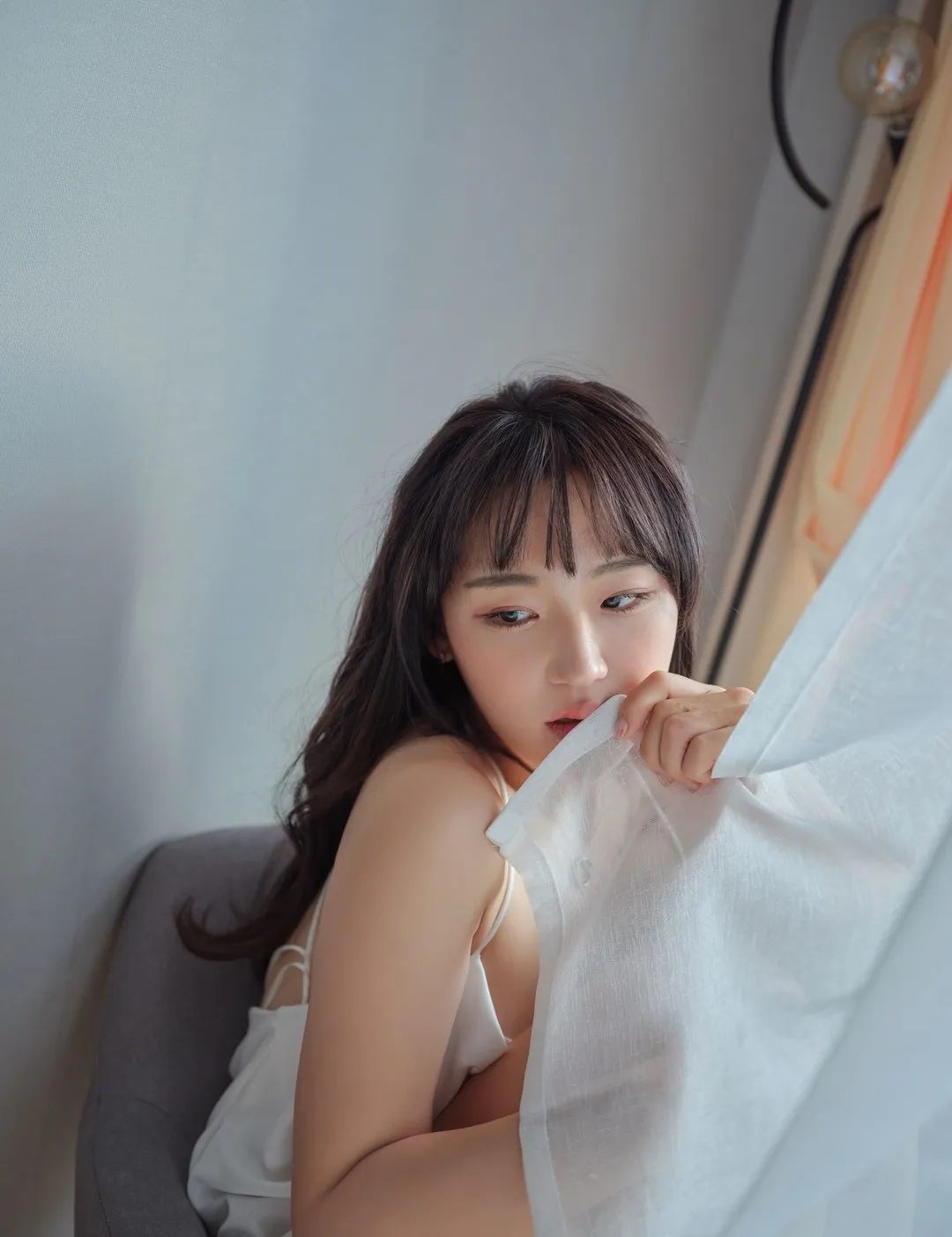 Hendoong(혠둥이)角色写真风格作品参考 Hendoong(혠둥이)室内造型照片，长发刘海搭配浅色服装