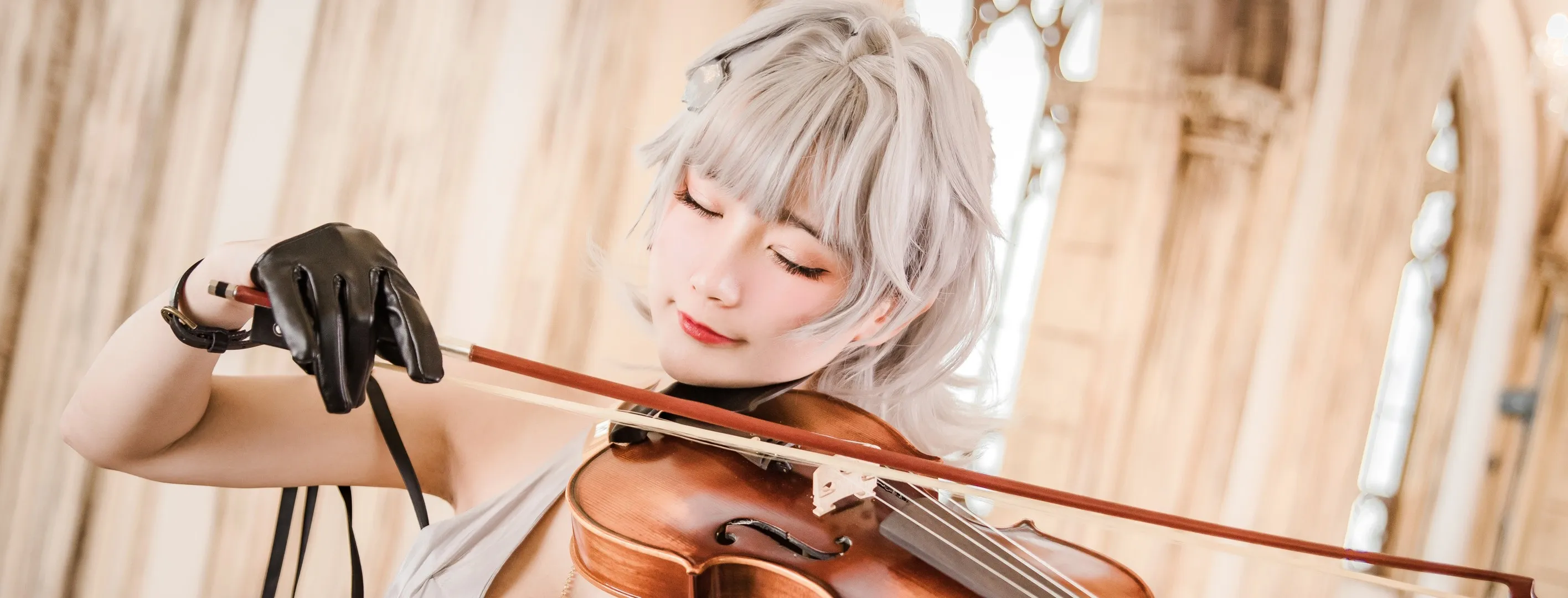 巴鲁巴鲁BaRu Cosplay角色造型作品整理 巴鲁巴鲁BaRu白色短发手持小提琴Cosplay照片