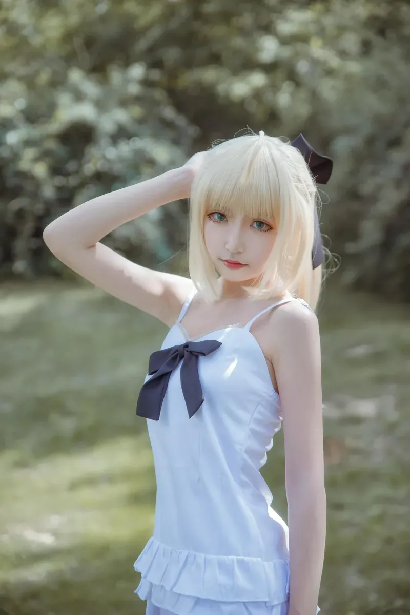 隼隼子 cosplay 角色造型作品整理 白色服装搭配浅色假发的户外角色造型