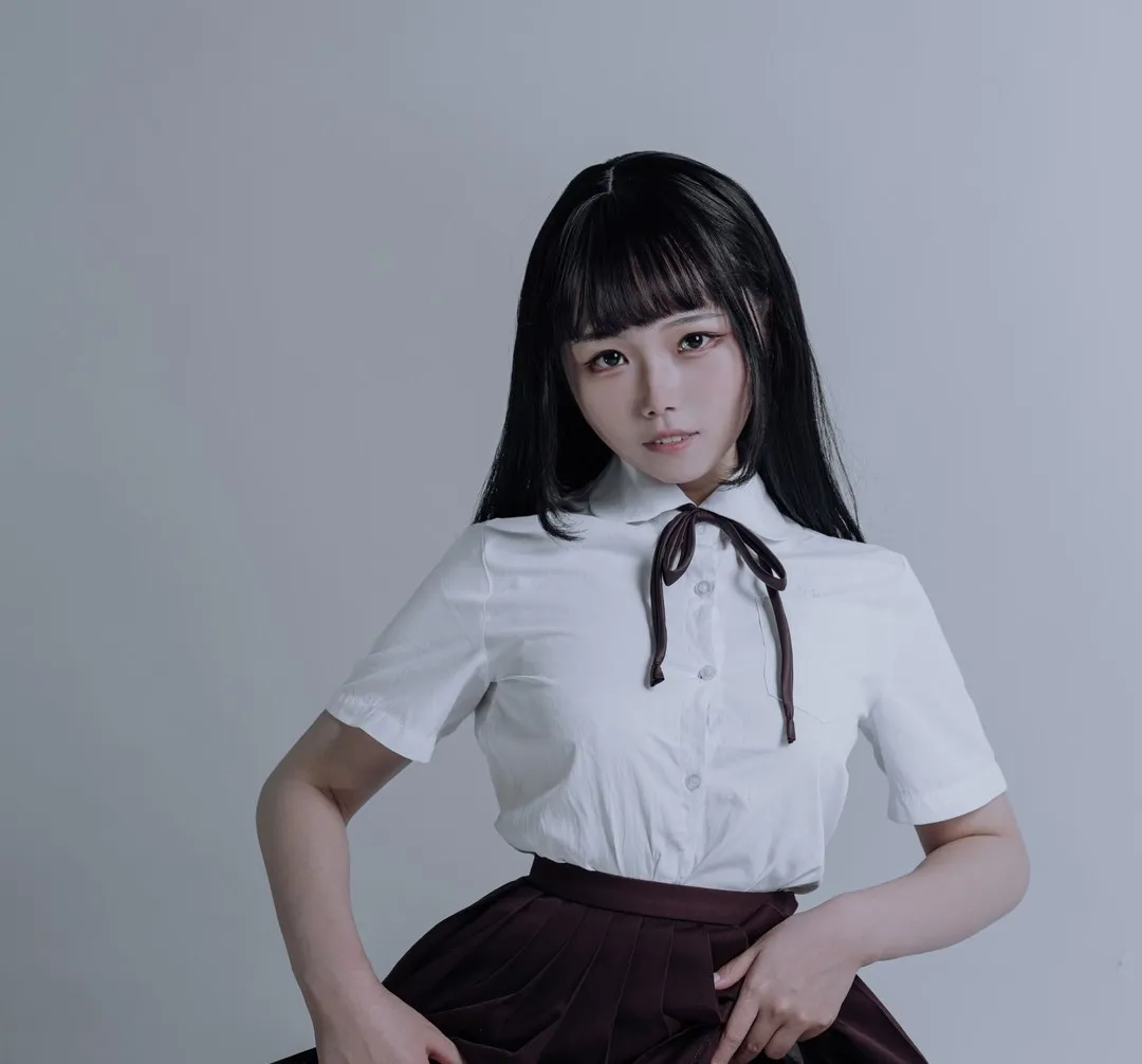 七月喵子cosplay角色风格整理 白色制服搭配黑色裙装的角色照片