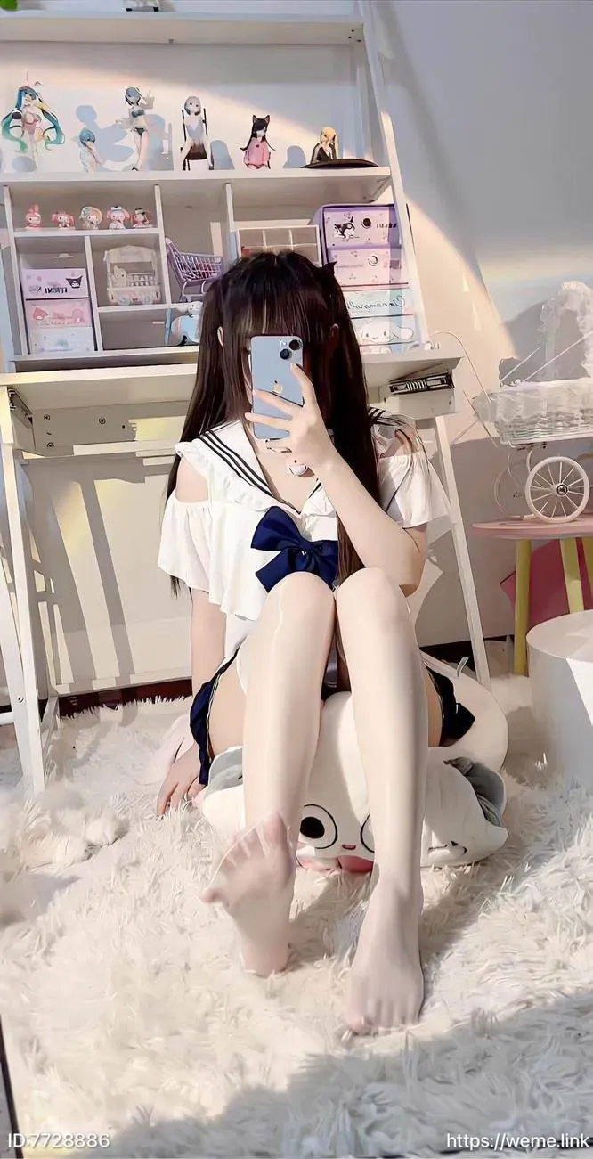 抖音奶糯角色写真风格作品整理 白色制服风服饰搭配长发刘海的室内写真