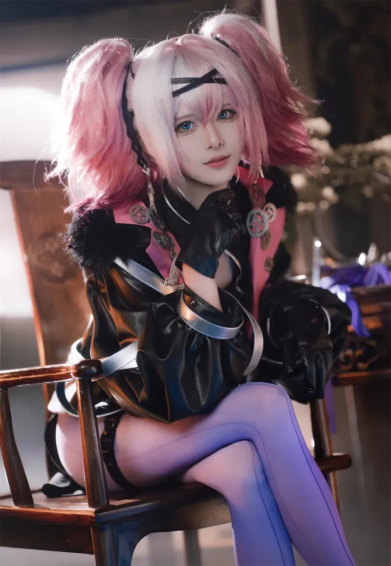 kaya萱 cosplay角色风格作品参考 粉白双马尾搭配黑色服装的角色扮演造型