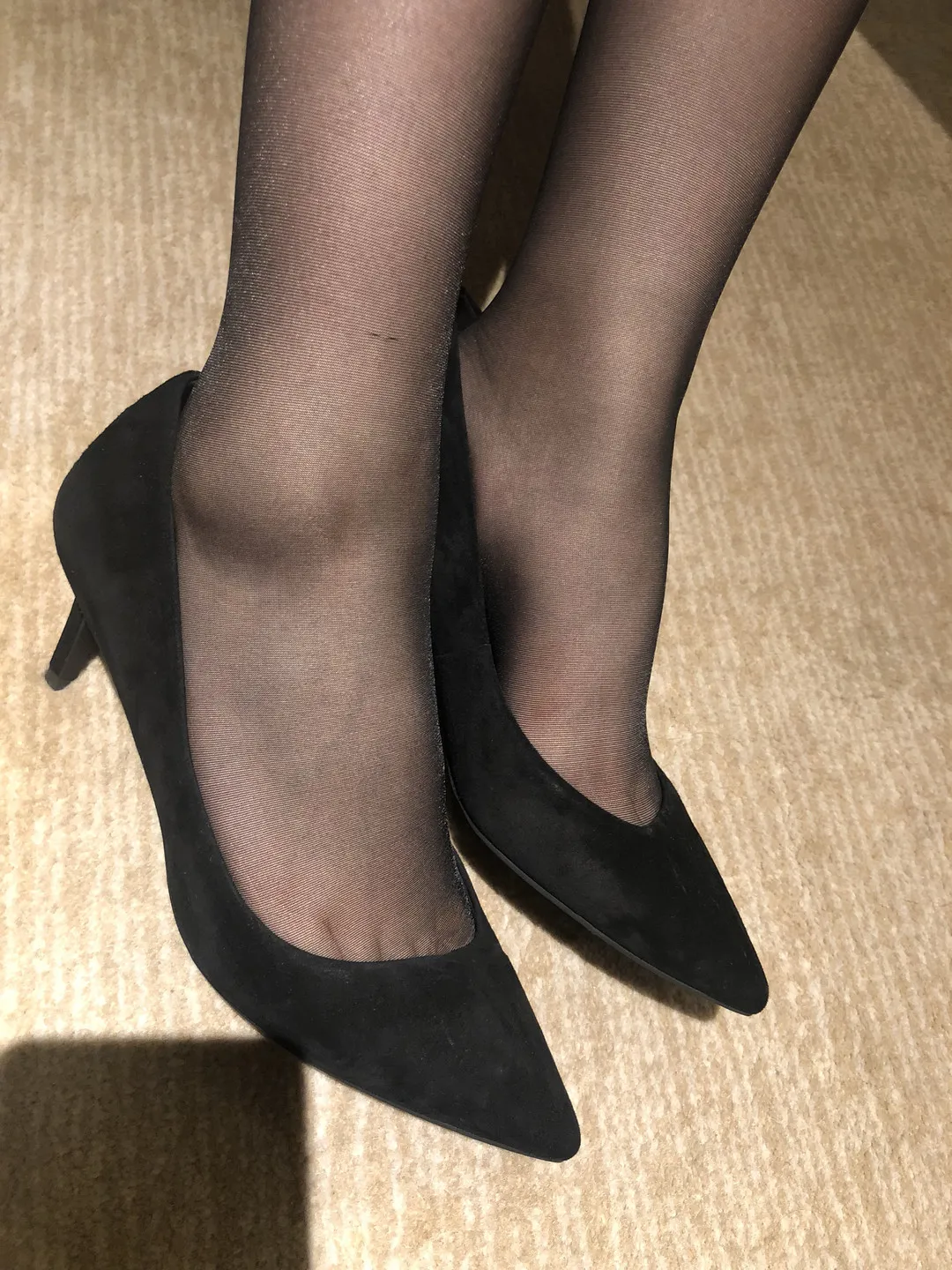 chloe霏霏角色写真风格作品介绍 黑色高跟鞋与黑色袜装细节照片