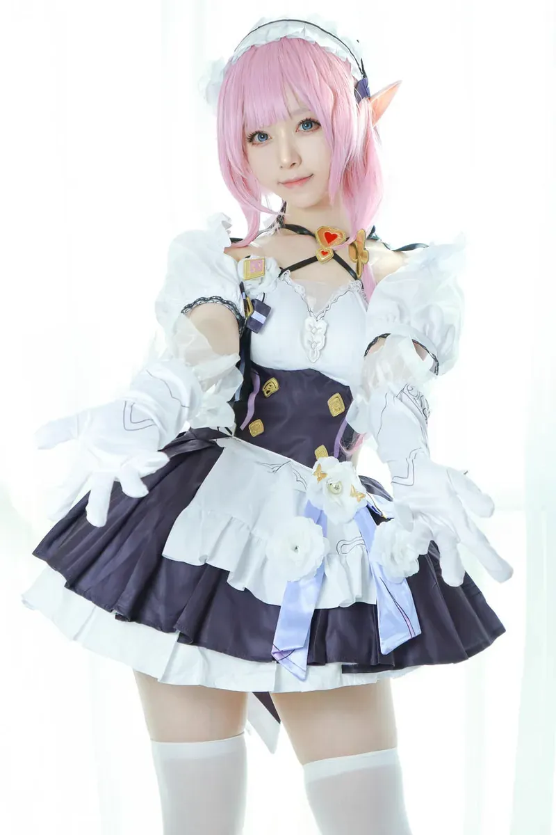 安妮yoo cosplay视觉风格作品整理 人物穿着白色与深色搭配的角色服装，搭配粉色短发造型