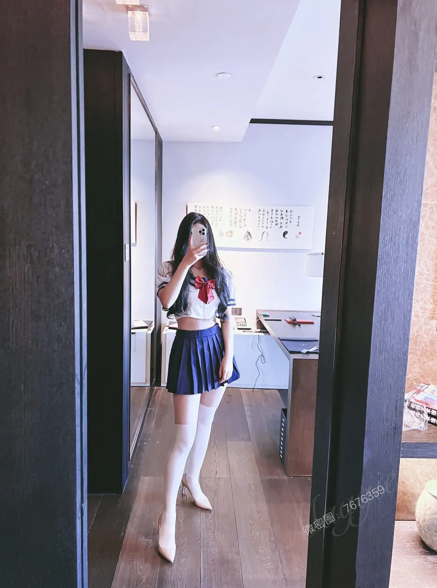 安乔乔 cosplay 角色风格作品整理 校园风服装造型在室内空间中的照片