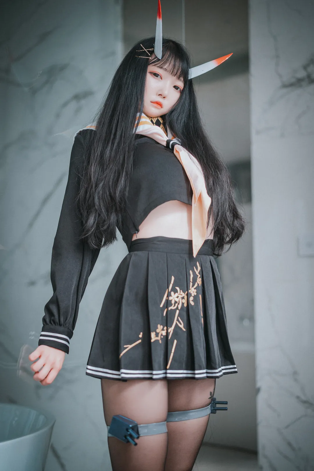 Aram(아람)角色扮演风格作品参考 Aram穿黑色角色服装并佩戴角状装饰的造型照片