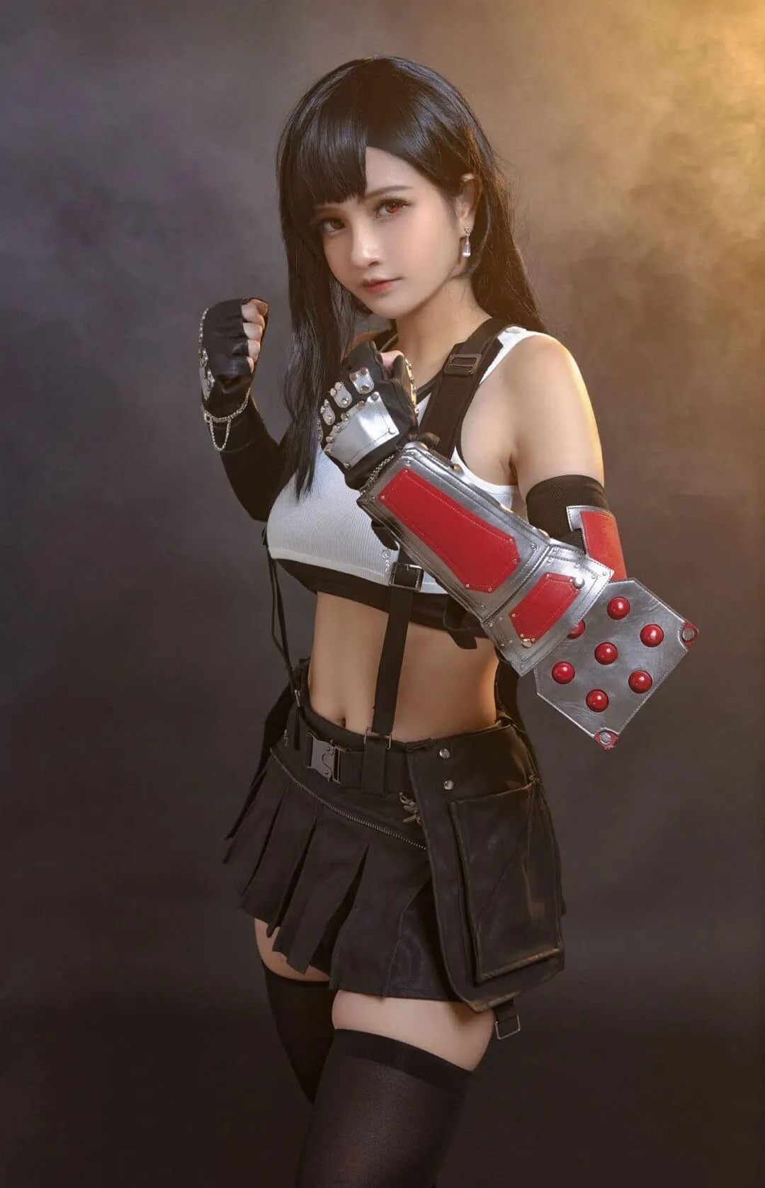 Azami_雒雒cosplay角色写真整理 Azami_雒雒角色扮演照片中的黑色长发、白黑服装和武器道具