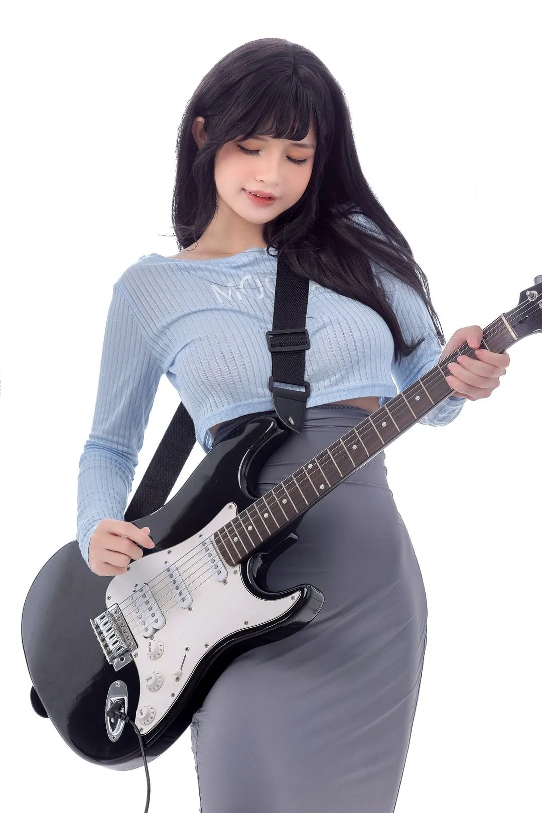 Azami_雒雒cosplay角色写真整理 Azami_雒雒角色扮演照片中的浅色上衣、黑色乐器和日常风格造型
