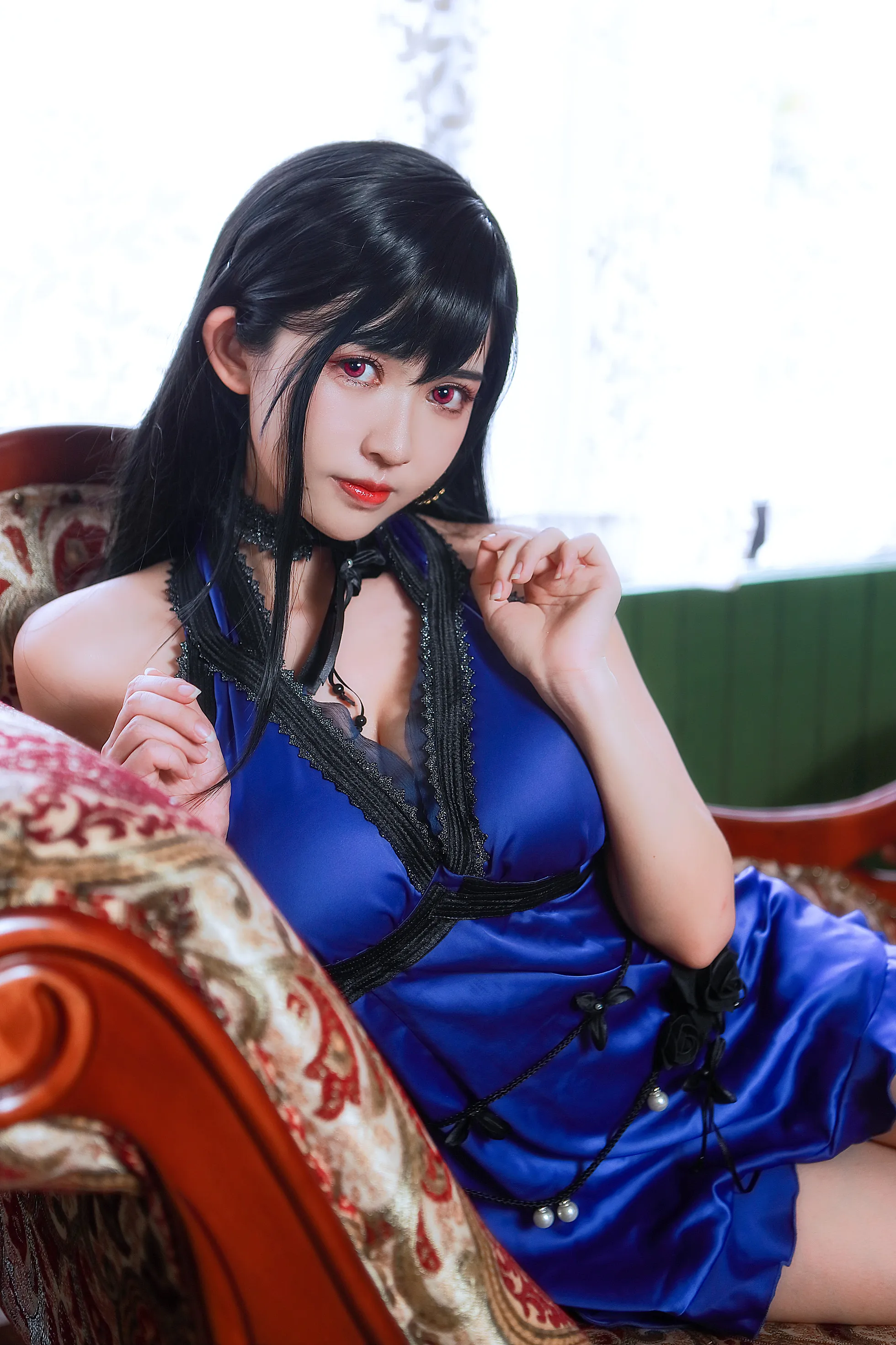 cosplay角色蓝色礼服造型 室内沙发环境中的近距离人物摄影