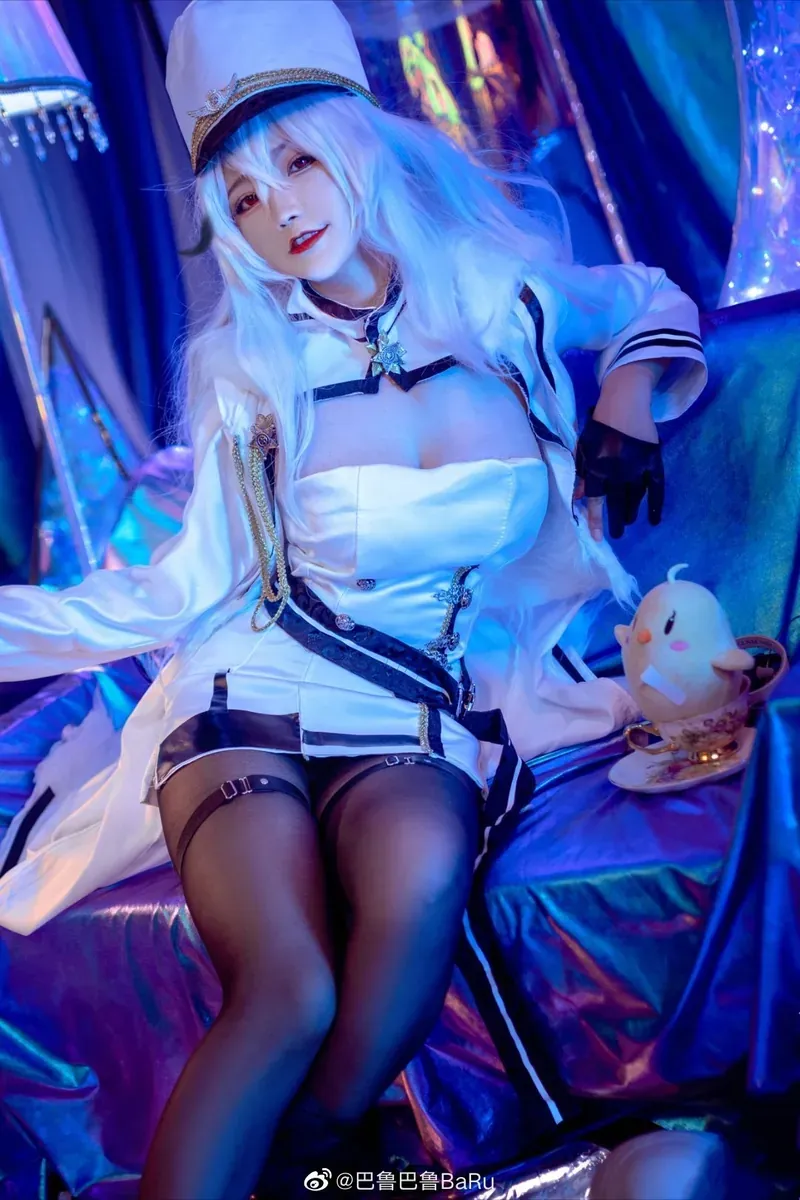 巴鲁巴鲁BaRu Cosplay角色造型作品整理 巴鲁巴鲁BaRu白色长发白色服装蓝色背景Cosplay照片