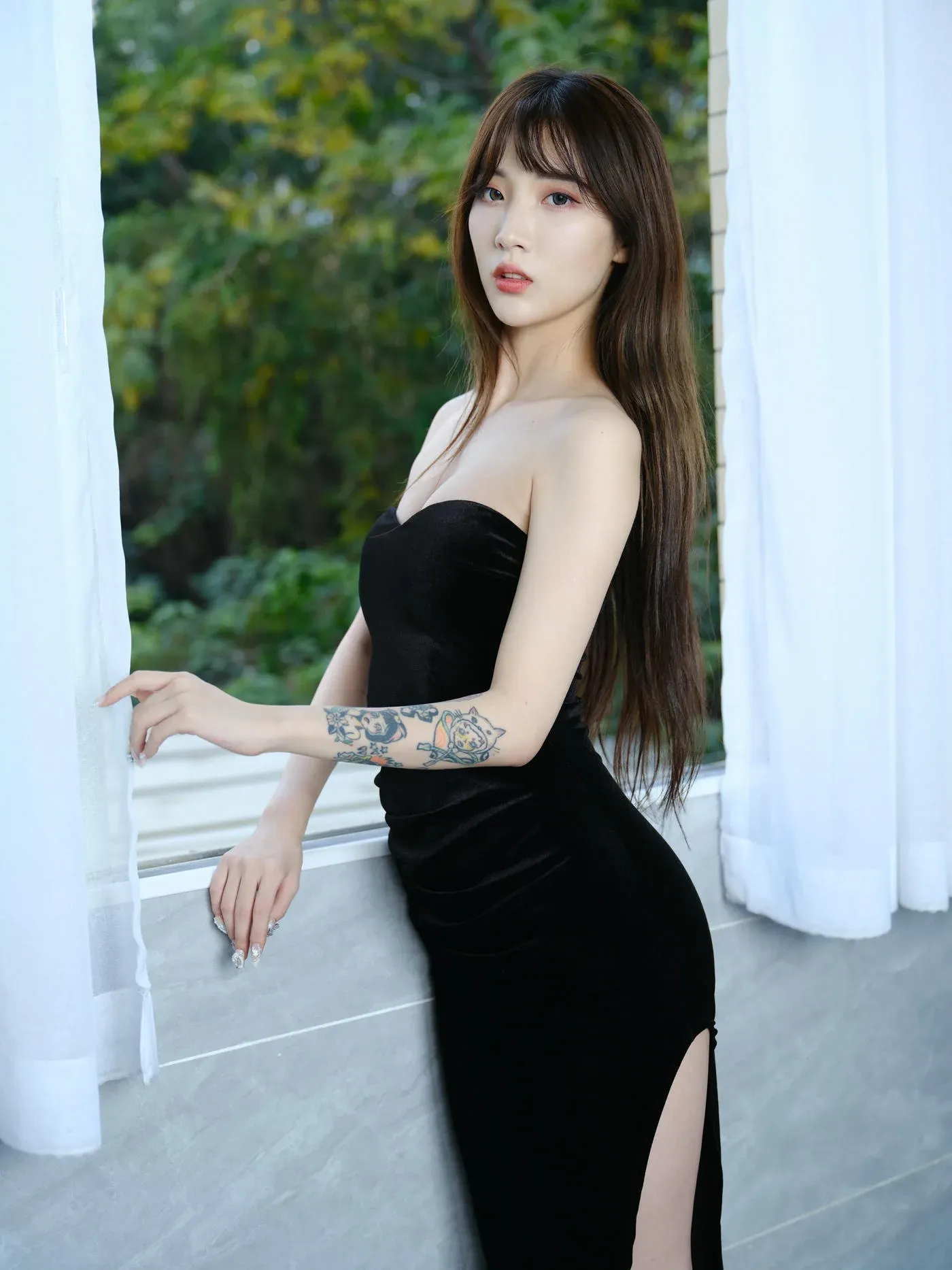 许愿少女@XuYuanShaoNv角色写真风格作品整理 黑色现代服装造型与室内空间照片