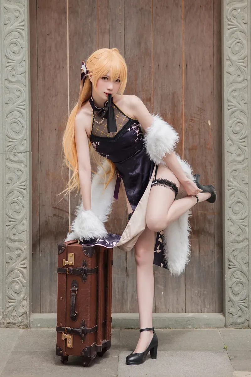 妖少you1角色cosplay作品整理 金色长发黑色礼服风格角色站姿Cosplay