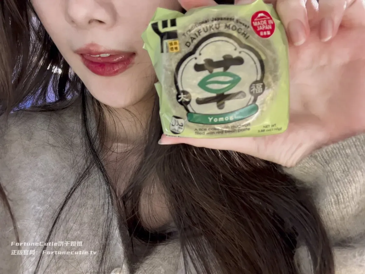 紫氯氯角色扮演风格作品整理 手持绿色包装物的近距离角色写真照片