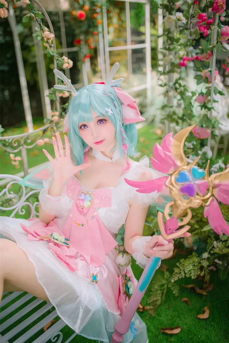 阿薰kaori cosplay风格作品参考 阿薰kaori粉白色服装花园角色照片
