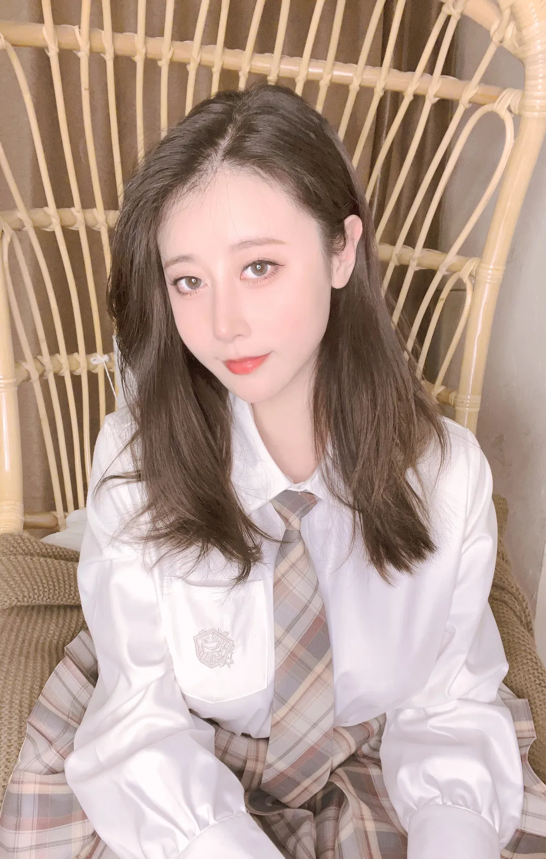 奈汐酱nice古风cosplay角色风格参考 奈汐酱nice白色制服与格纹领带写真造型