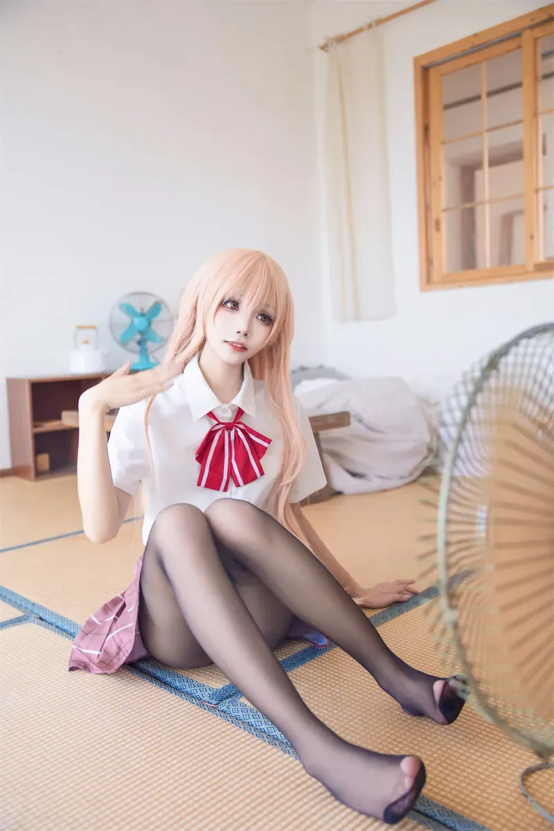 艾西Aiwest cosplay角色风格作品整理 粉色长发制服角色坐姿写真