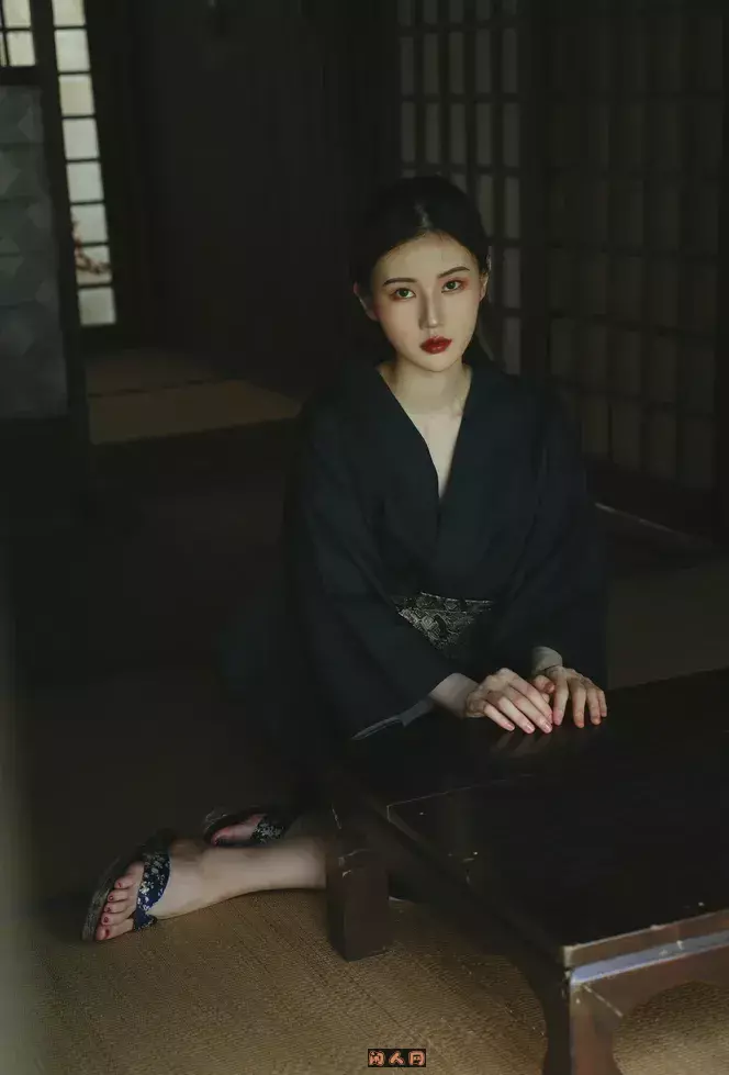 熙涵角色扮演风格作品整理 深色服装坐姿角色写真空间构图