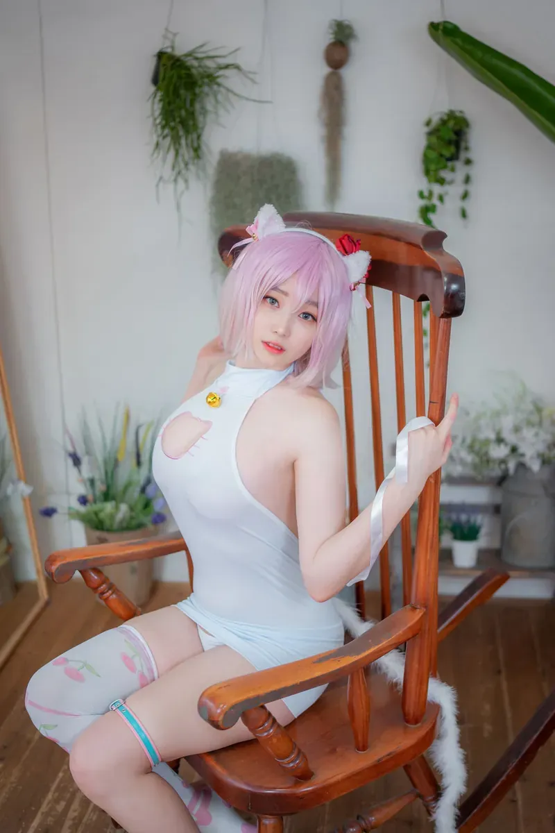 Bambi밤비cosplay角色写真整理 Bambi밤비角色摄影中的粉色假发、白色服装和明亮室内环境