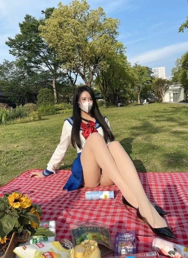 CoCo cosplay角色写真风格作品整理 户外草地场景中的制服角色扮演照片