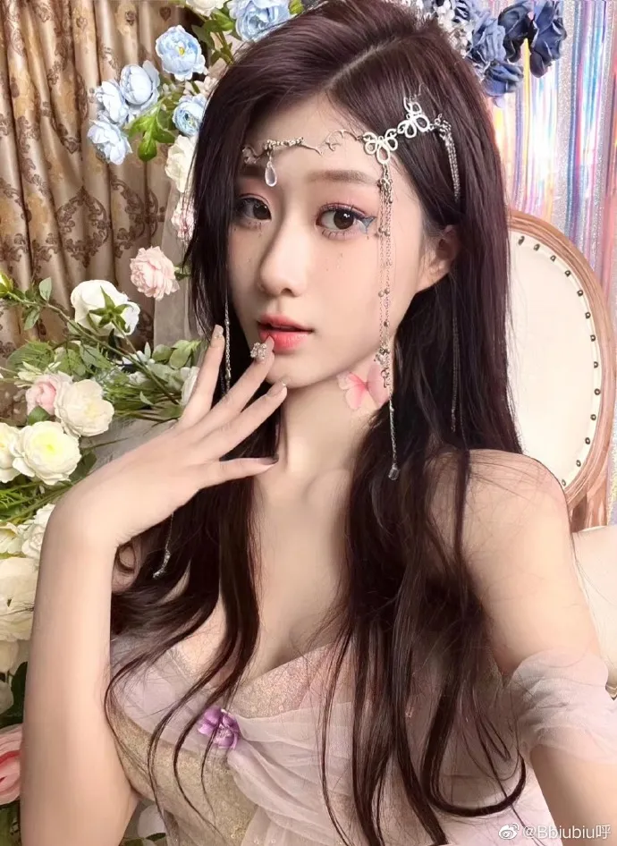 bbiubiu呼角色写真风格作品整理 花卉场景与装饰头饰结合的梦幻造型