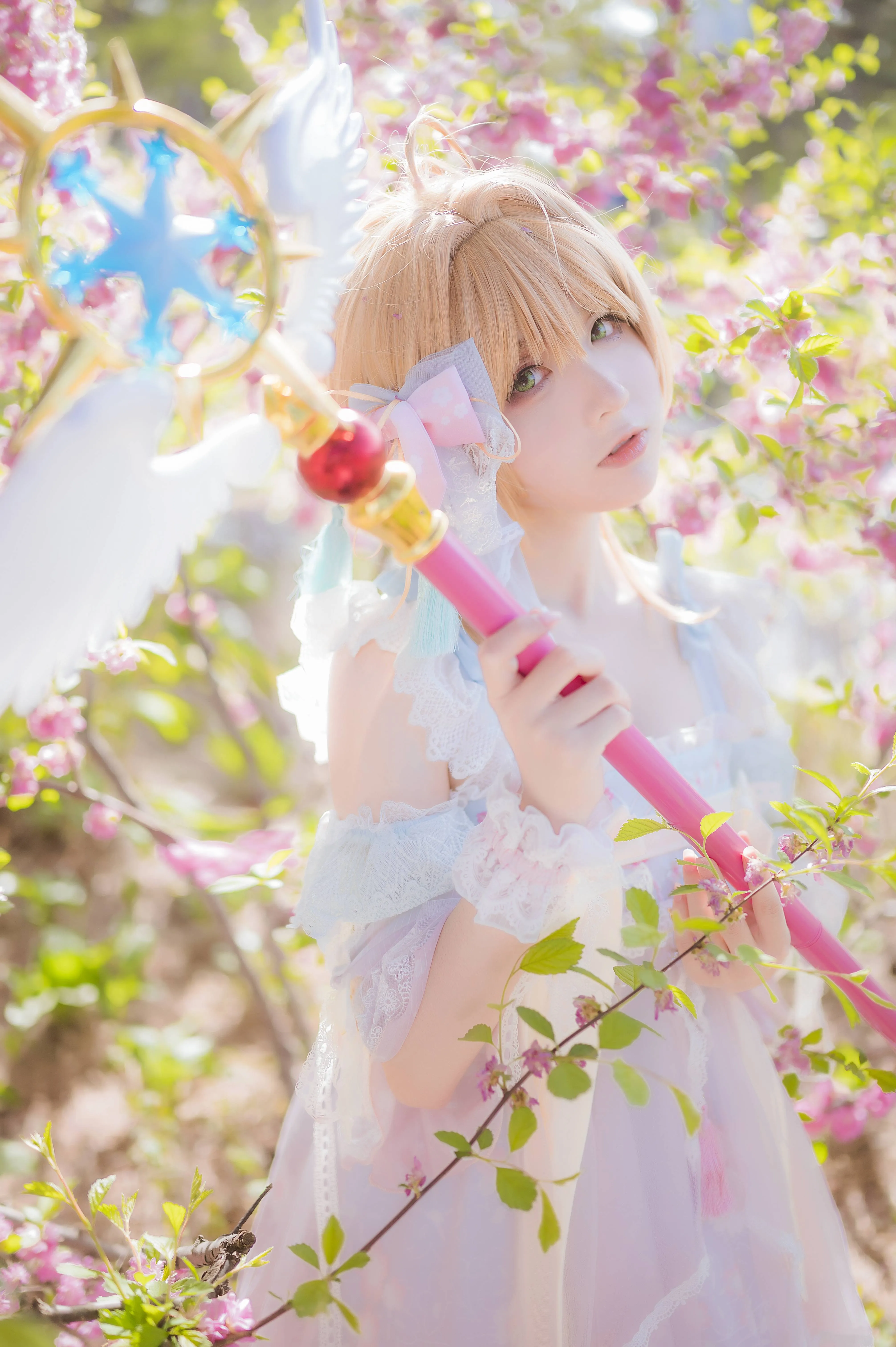 渊秧cosplay风格作品整理 白色服装与魔法道具场景cosplay照片